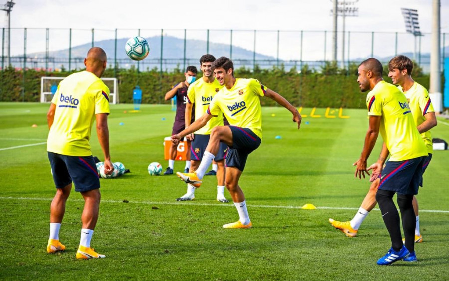 Latihan perdana Barcelona yang digelar tanpa kehadiran Lionel Messi. (fcbarcelonatwitter)