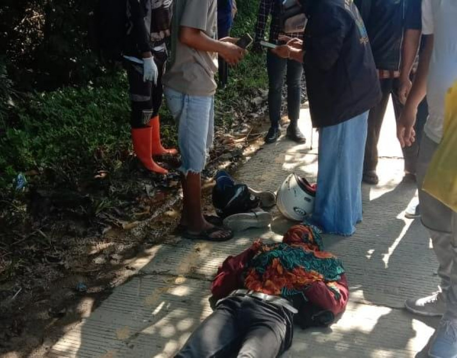 Salah satu korban dinyatakan meninggal dunia usai mengalami kecelakaan di KM 22 Jalan Poros Tenggarong - Kota Bangun, tadi pagi. (Foto: istimewa)
