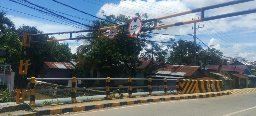 Jembatan Bujangga sudah seharusnya tak diberi portal, karena membuat kendaraan tak leluasa melintas.