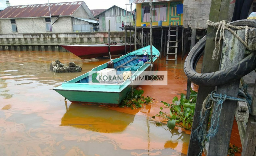 Akibat tenggelamnya Kapal SPOB Mulya Mandiri 07 muatan minyak sawit berceceran di permukaan Sungai Mahakam dan satu kru menghilang Sabtu (10/4/2021) hari ini. (Foto:Nancy/korankaltim.com)