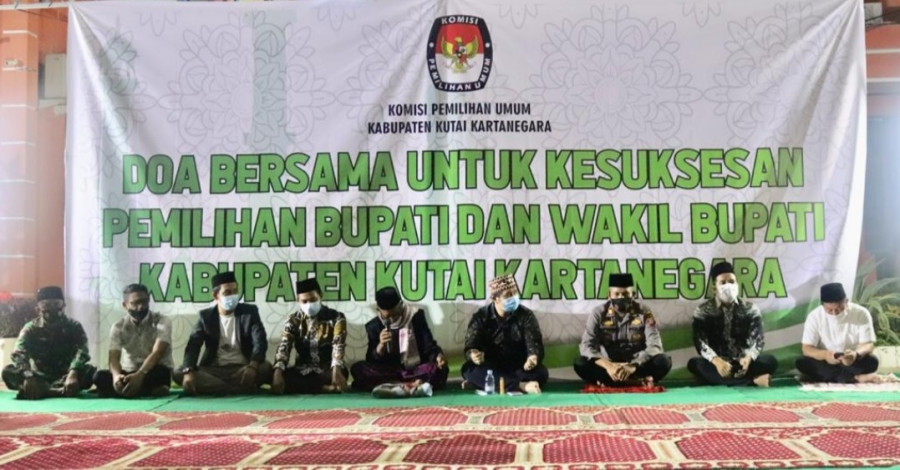 KPU Kukar saat menggelar doa bersama untuk kelancaran Pilkada Kukar. (Foto: sabri/korankaltim.com)