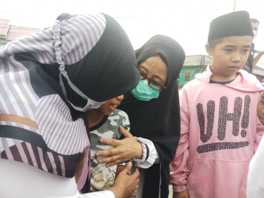 Kepsek dan guru SDN 009, tak tega melihat nasib yang diderita siswa siswinya yang jadi korban kebakaran. (Foto: Olis/korankaltim.com)