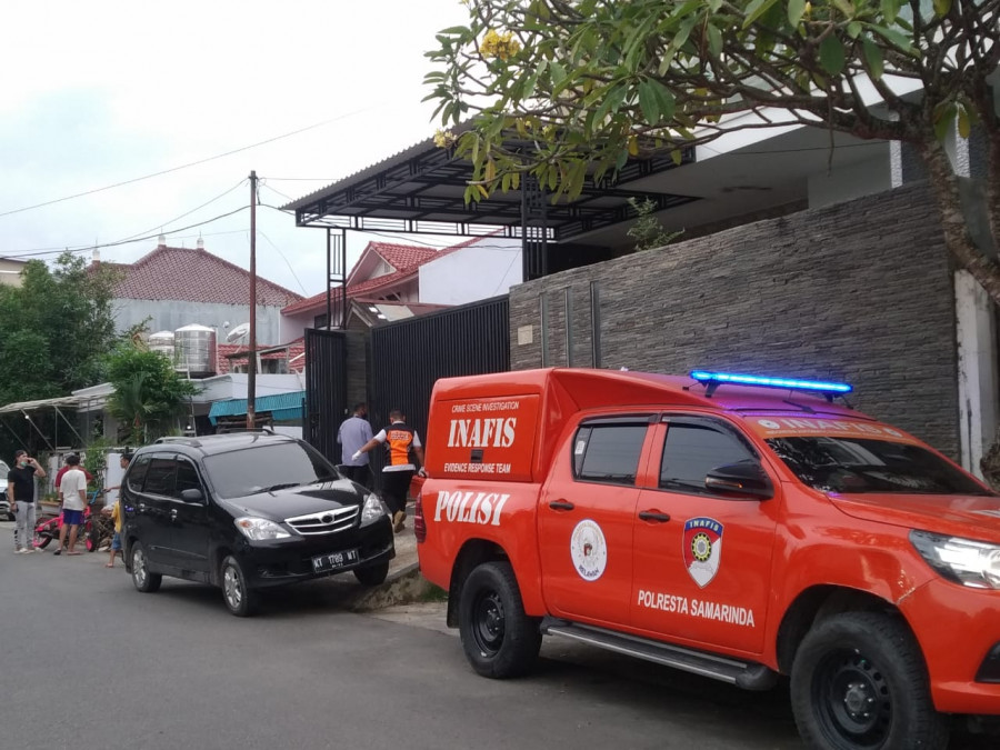 Inafis Polresta Samarinda saat melakukan olah TKP di kediaman korban perampokan Selasa (20/4/2021) kemarin. (Foto:Istimewa)