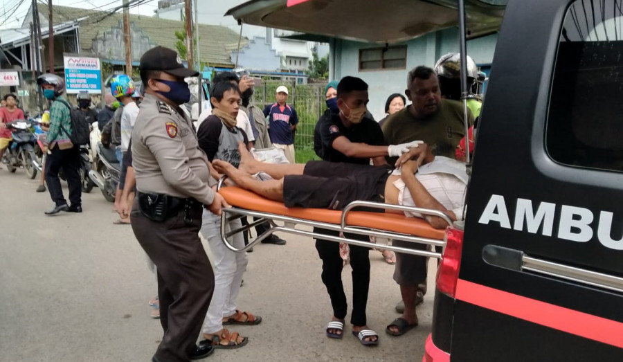 Petugas bersama dengan relawan saat mengevakuasi korban ke RSUD A.Wahab Sjahranie Jumat (3/7/2020) hari ini.(Foto:Polsek Sungai Pinang)
