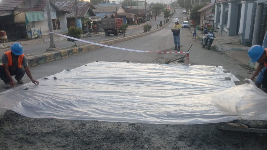 Pelaksanaan perbaikan jalan di Kecamatan Batu Sopang Kabupaten Paser oleh PT. Mantimin Coal Mining. (Istimewa).