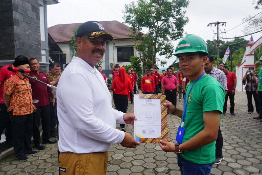 Bupati Edi tutup pelatihan Operator Dump Truk. (Foto: Prokom)
