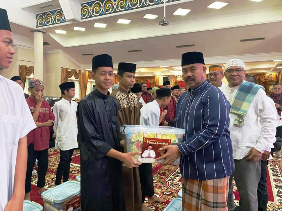 Bupati Kukar, Edi serahkan bantuan untuk anak panti asuhan (Foto: Prokom)