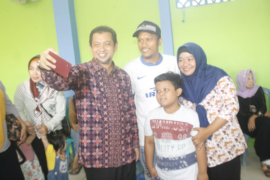 Wagub Kaltim Hadi Mulyadi, melayani permintaan warga untuk swafoto, saat meninjau salah satu Tempat Pemungutan Suara (TPS) Pileg-Pilpres 2019, di Samarinda. (Rusdi/korankaltim.com)