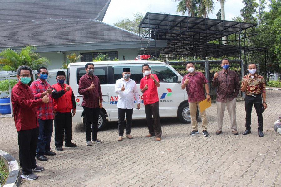 Wabub Kukar saat menerimakan bantuan satu unit ambulans dari PHKT, Jumat (4/9/2020) (foto: Bag. Prokom Kukar/istimewa)