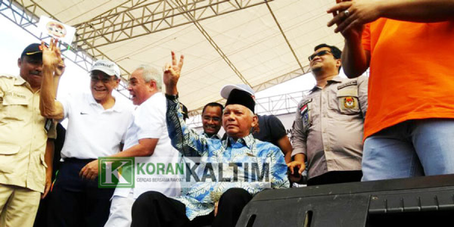 Siap Kampanye: Gubernur Kaltim Awang Faroek Ishak saat menghadiri deklarasi kampanye damai.(Foto: rusdi/korankaltim.com)