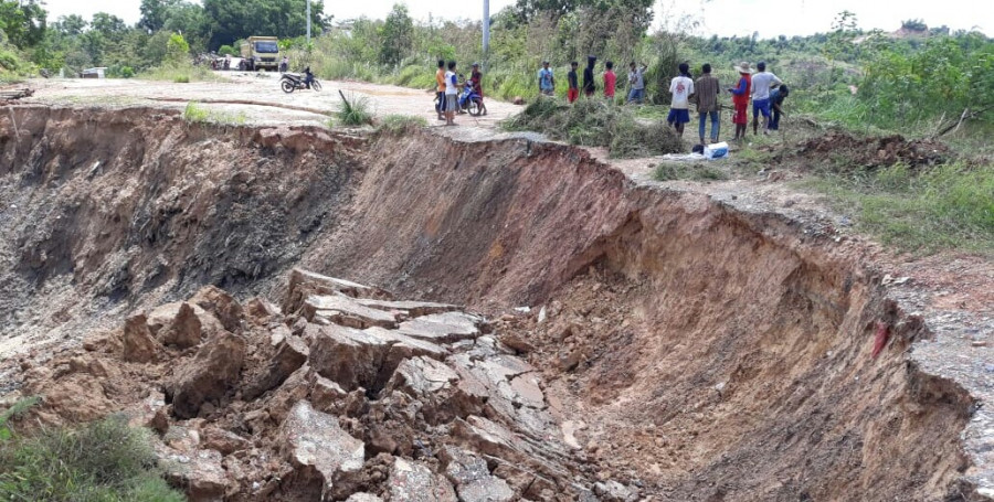 Kondisi Jalan Mukmin Faisal di Balikpapan yang putus