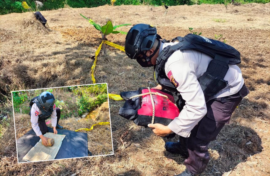 Petugas Unit Jibom Gegana Satbrimob Polda Kaltim saat melakukan evakuasi Mortir (Foto: Istimewa)