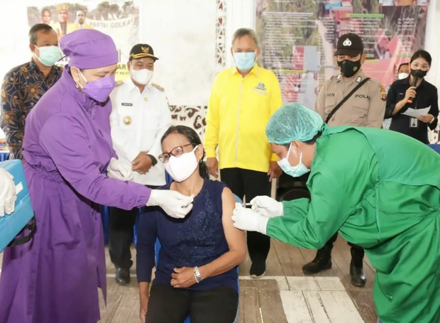 pemberian vaksin sinergi antara Pemkab dan DPD Golkar Mahulu kepada masyarakat Long Hubung (istimewa/dok pemkab mahulu)