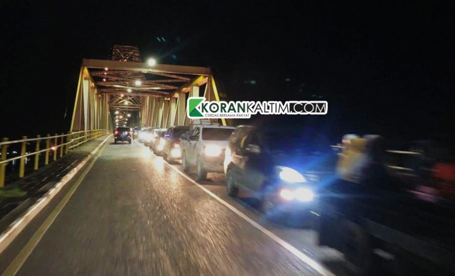 Antrean kendaraan mengular di jembatan Kartanegara akibat tingginya antusias masyarakat yang hendak mendatangi malam penutupan Pakem Expo 2021. (Foto: Reza Fahlevi/Korankaltim.com)