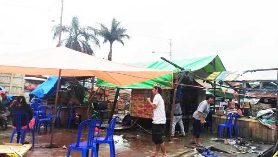 KESULITAN AIR: Menyusul musibah kebakaran yang terjadi di kompleks Pasar Segiri beberapa hari lalu, sejumlah warga disana kini mengeluhkan sulitnya memperoleh pasokan air bersih ( santi / korankaltim)
