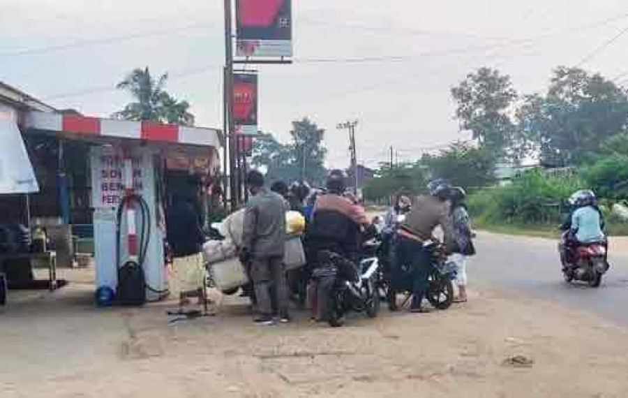 Salah satu pedagang eceran BBM di Kecamatan Batong Tongkok yang diserbu masyarakat untuk bisa mendapatkan bahan bakar kendaraan. ( Foto: istimewa )