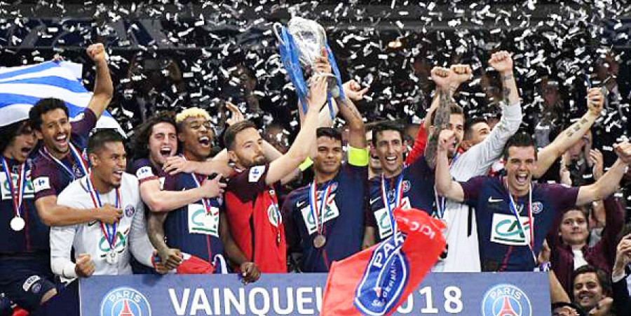 JUARA BERTAHAN: Pemain Paris Saint-Germain merayakan keberhasilan mereka jadi juara di ajang Piala Perancis yang tahun ini jadi trofi keempat mereka.