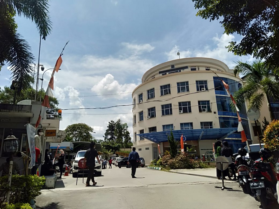 Suasana Rumah Sakit Taman Husada Bontang. Kerabat Adi Darma (Alm) menuggu jenazah di depan Rumah Sakit. (Foto: Romi/Korankaltim.com)
