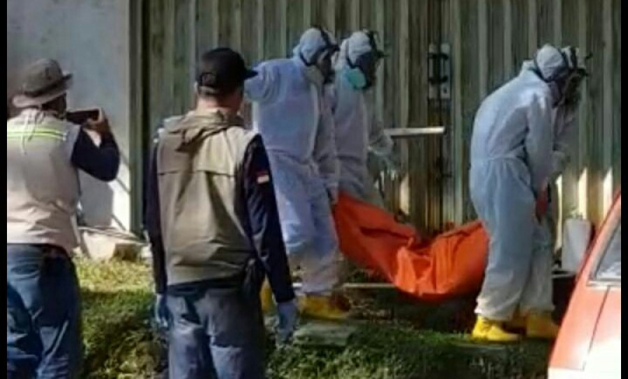 Tim Gugus Tugas Covid-19 saat melakukan evakuasi jenazah beberapa waktu lalu di kawasan Samarinda Seberang. (Foto:Ist)