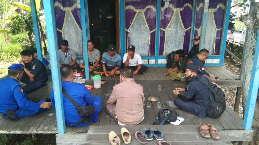 Tim gabungan berdiskusi dengan para nelayan, kepala desa dan tokoh masyarakat setempat untuk memberikan pemahaman tentang kegiatan penangkapan ikan yang dilarang pemerintah karena dapat menggangu ekosistem. (foto: Maruly/korankaltim.com)