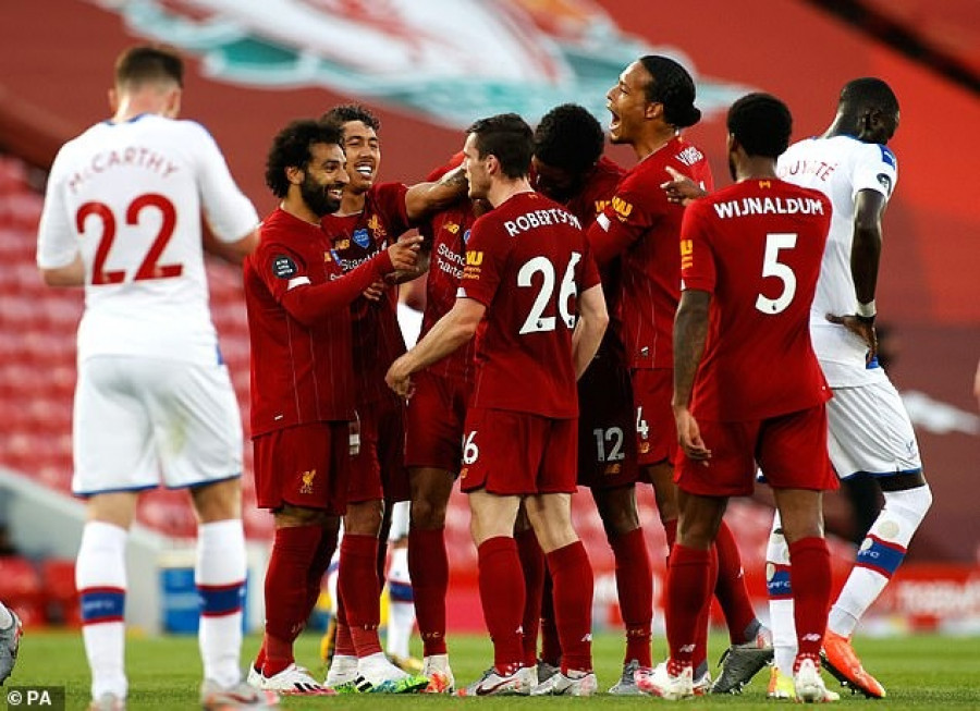 Kemenangan telak empat gol tanpa balas membuat Liverpool kian dekat dengan trofi juara Premier League musim ini. (dailymail)