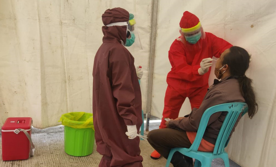 Swab test yang dilakukan Dinkes Samarinda dikawasan TPI Selili Samarinda (Foto: Permata/korankaltim.com)