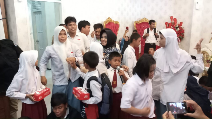 Walikota Bontang Neni Moerniaeni saat bersama anak-anak difabel, baru-baru ini.