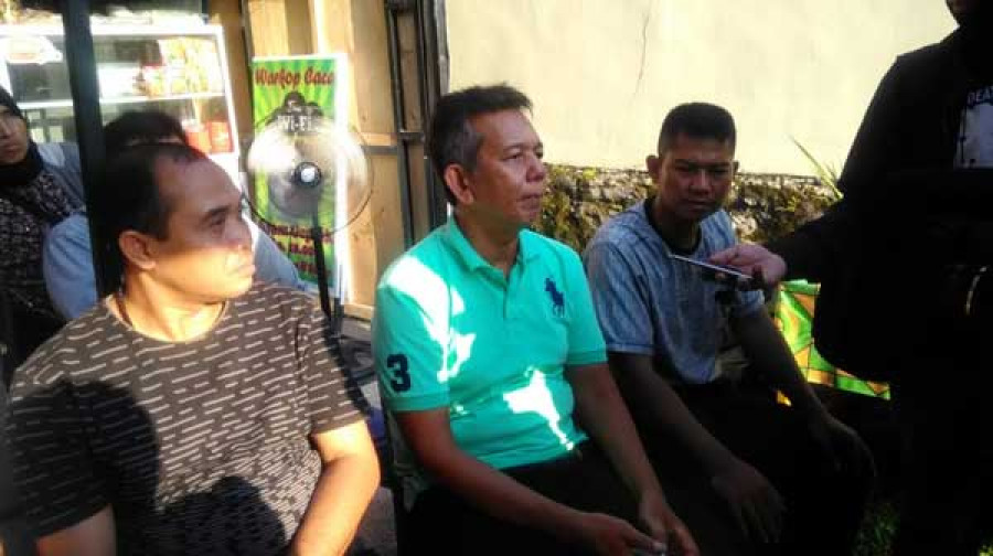 Maryunis (tengah) saat memberikan keterangan kepada awak media di Samarinda. Dia bersama ratusan eks karyawan Kimco akan mengadu ke gubernur.
