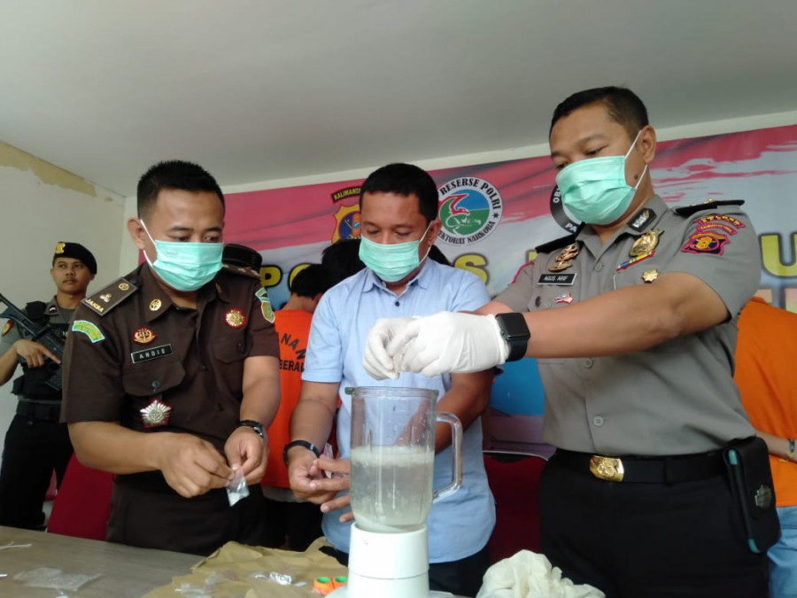 Suasana pemusnahan sabu oleh pihak Polres Berau yang dilakukan oleh kabag Ops didepan para pemiliknya. (Foto : Indra/korankaltim.com)