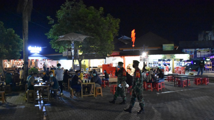 Anggota Korem 091/ASN saat melakukan patroli protokol kesehatan di kawasan Citra Niaga Selasa (22/9/2020) tadi malam.(Foto:Ist/Penrem 091/ASN)