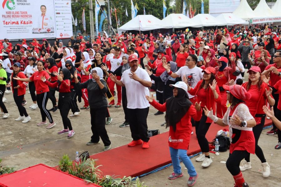 HUT PMI meriahkan senam zumba bersama Bupati Kukar, Edi Damansyah di Lapangan Parkir Stadion Rondong Demang, Tenggarong. (Foto: Prokom)