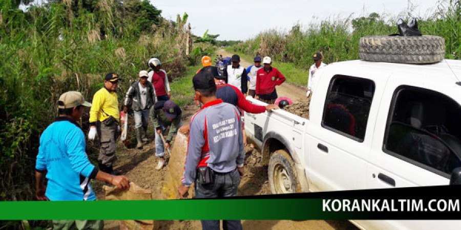Warga Desa Muara Wis memperbaiki jalan yang rusak (Foto : Amien/Korankaltim.com)