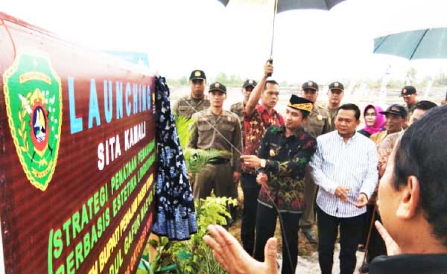 Abdul Gafur Mas'ud didampingi anggota DPRD serta pejabat daerah meresmikan strategi penataan pemakaman berbasi estetika lingkungan di RT 15 Gusung Kelurahan Nenang