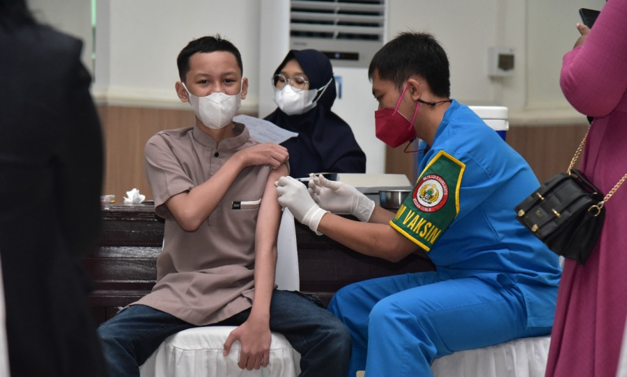 Suasana aula Makodam hari ini agak berbeda dari biasanya karena dijadikan tempat pelaksanaan vaksinasi Covid-19 bagi anak-anak KBT usia 6-11 tahun. Ada pemutaran musik dan hiasan backdrop nuansa biru agar anak-anak merasa gembira. (Foto: Pendam VI/Mlw)