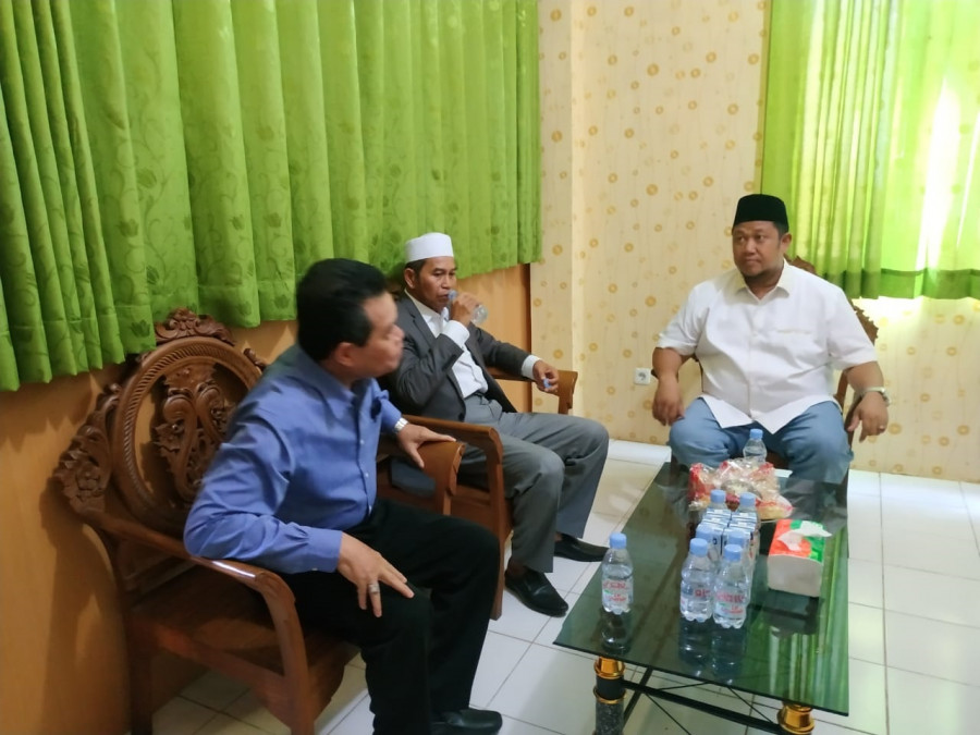 Guru Handil (tengah) saat berbicang santai dengan Abdul Rasid di DPD Golkar Kukar, usai mengambilan formulir pendaftaran bakal calon wakil bupati Kukar. (Foto: Sabri/korankaltimcom)