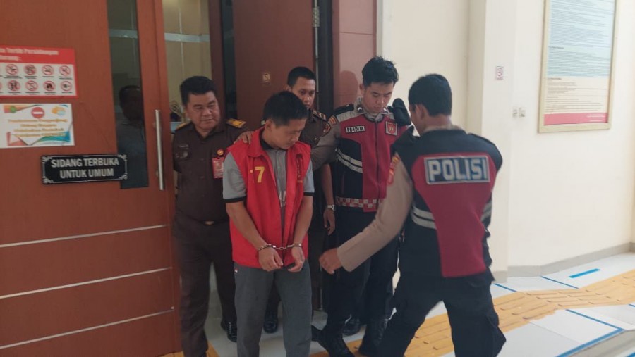 Terdakwa Julius Keluar Ruangan, Usai Menjalani Sidang Putusan. (Indri/Korankaltim.com).