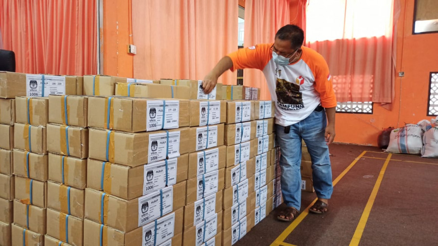 Ketua KPU Kota Balikpapan Noor Thoha memerhatikan dus yang berisi surat suara. 50 orang akan dikerahkan untuk penyortiran dan pelipatan. (Foto: Hendra/KoranKaltim.Com)