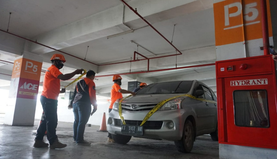 Proses olah TKP dari awal hingga korban terjatuh dari lantai P5 ke P1 akses jalur keluar mobil Minggu (3/1/2021) hari ini.(Foto: Nancy/korankaltim.com)