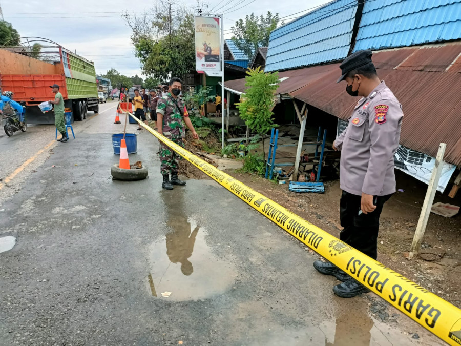 Pihak Kepolisian dan Koramil saat berada di TKP. (Ist)