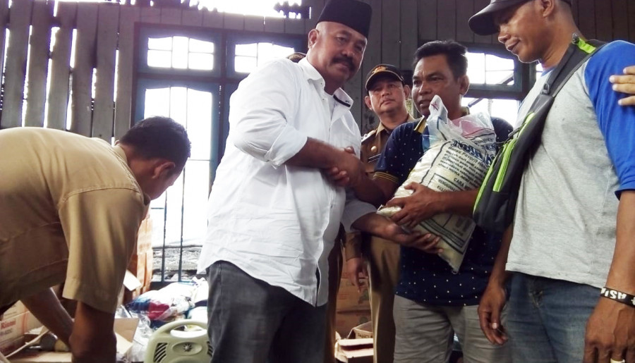 Bupati menyerahkan bantuan kepada perwakilan korban ( Heri / korankaltim.com)