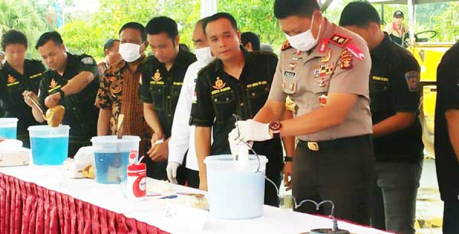 Kapolda Kaltim Irjen Pol Priyo Widyanto tengah memusnahkan sabu dengan cara dibelender. (istimewa)