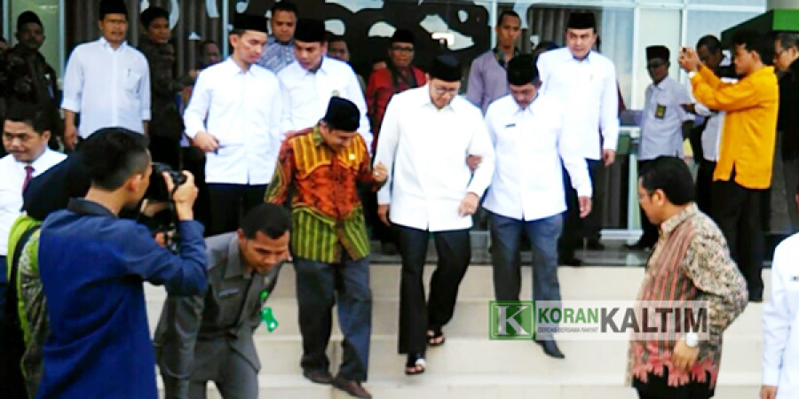 Menag Lukman Hakim menenakan sandal saat menghadiri acara di STAIN Samarinda. (Foto: Rusdi/korankaltim.com)
