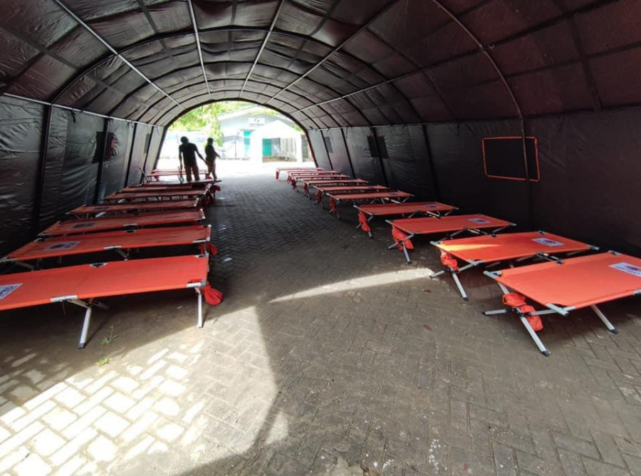 Tenda lorong dipersiapkan di RSUD AM Parikesit antisipasi membludaknya pasien Covid-19. (Foto: Akun Facebook Martina Yulianti/ Istimewa)