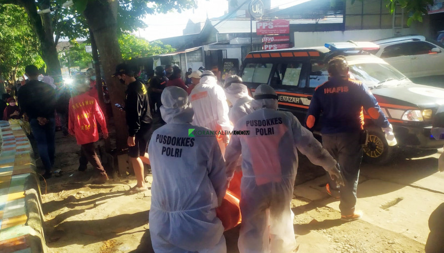 Proses evakuasi pemilik kapal yang ditemukan tak bernyawa di kapalnya Minggu (18/7/2021) sore tadi. (Foto: Nancy/korankaltim.com)