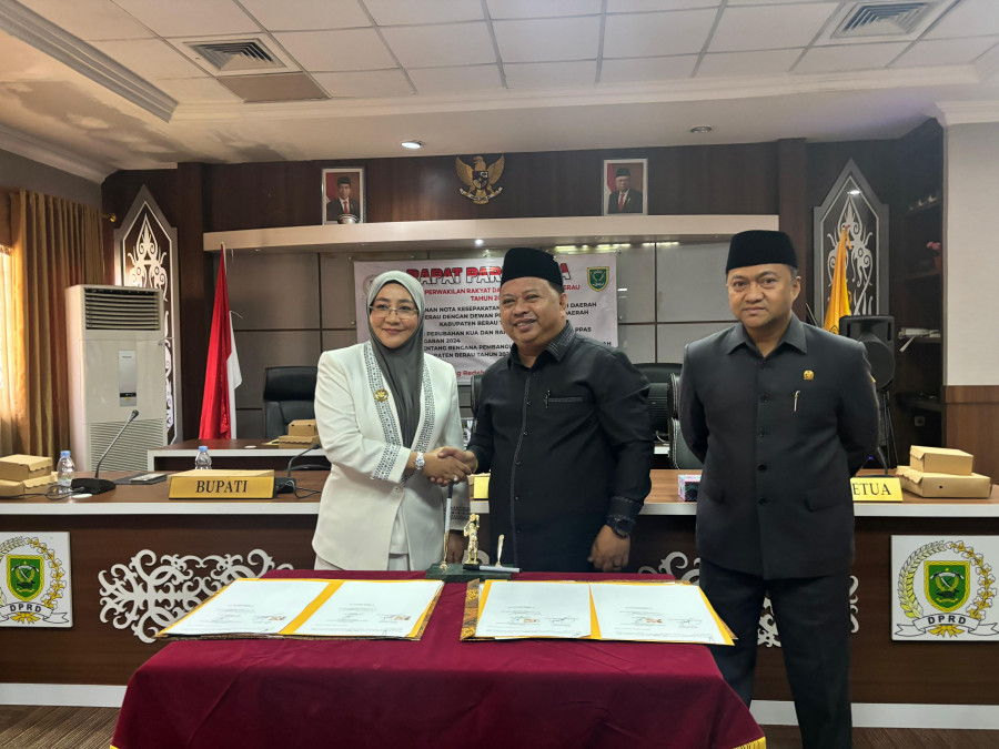 Sri Juniarsih Mas bersama Madri Pani Sepakati Rancangan perubahan Kebijakan Umum Anggaran (KUA) dan rancangan perubahan Prioritas Plafon Anggaran Sementara (PPAS) tahun anggaran 2024 serta Raperda tentang Rencana Pembangunan Jangka Panjang Daerah (RPJPD)