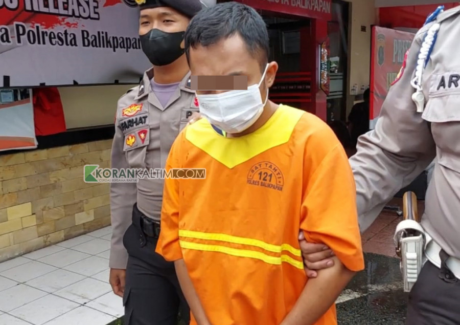 MK saat dikeler petugas ke sel Mapolresta Balikpapan. (Foto: Yudi Hadi/Korankaltim.com)