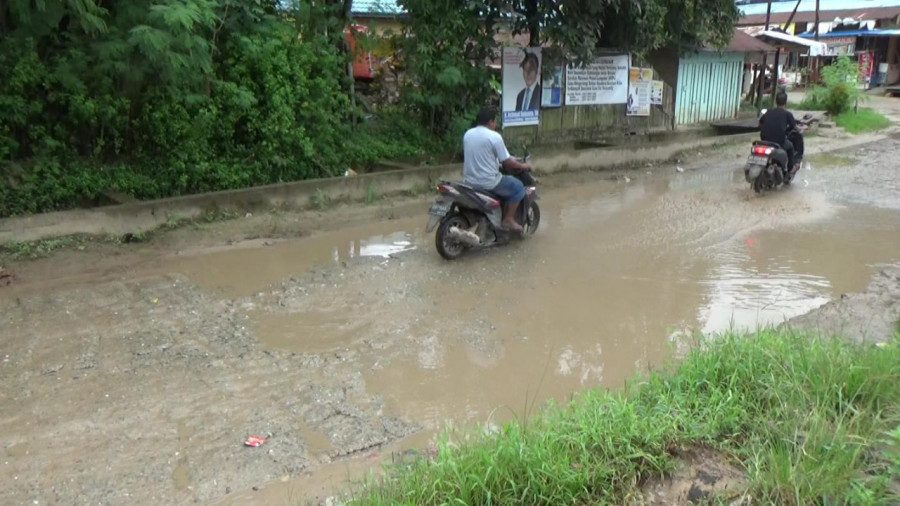 Kondisi jalan berlumpur dan berlubang dekat kantor Kecamatan (Foto: Ist)