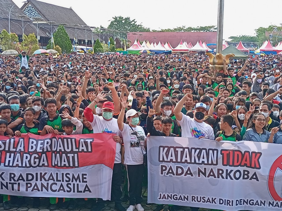 Bupati FX Yapan dan Ibu, Kapolres Kutai Barat, AKBP Heri Rusyaman foto bersama peserta jalan sehat yang di hadiri ribuan peserta yang memadati halaman Utama TBS.( foto : Sunardi/korankaltim)