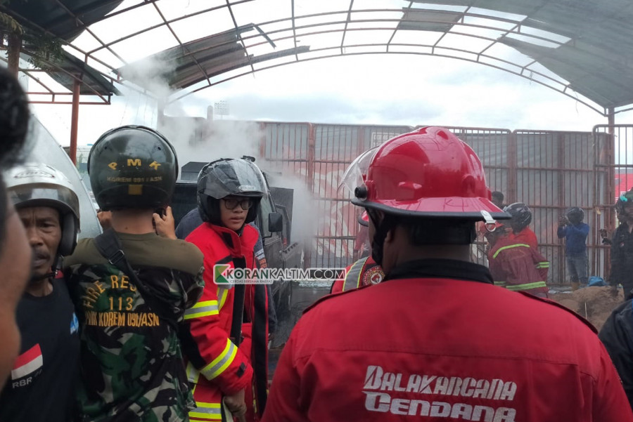 Kepulan asap yang keluar dari genset berukuran besar, untuk digunakan penerangan Stadion Segiri pada pertandingan Minggu (28/8/2022) malam ini. (Foto: Nancy/Korankaltim.com)