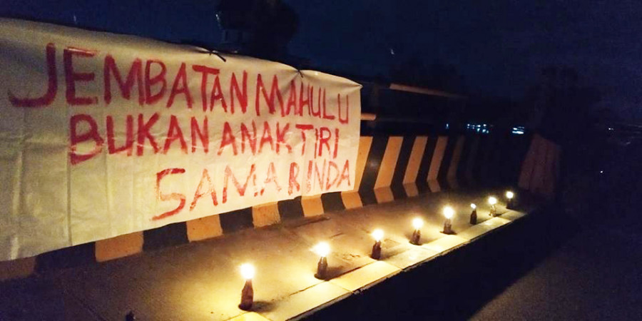 Lampu obor yang dipasang di Jembatan Mahulu sebagai bentuk protes Pemuda Loa Janan kepada pemerintah. (foto: facebook)